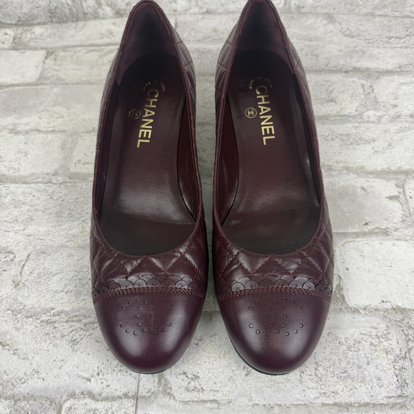 Chanel Burgundy Quilted Leather Scallop Detail CC Block Heel Pumps Size 40 US 10 - Picture 3 of 11